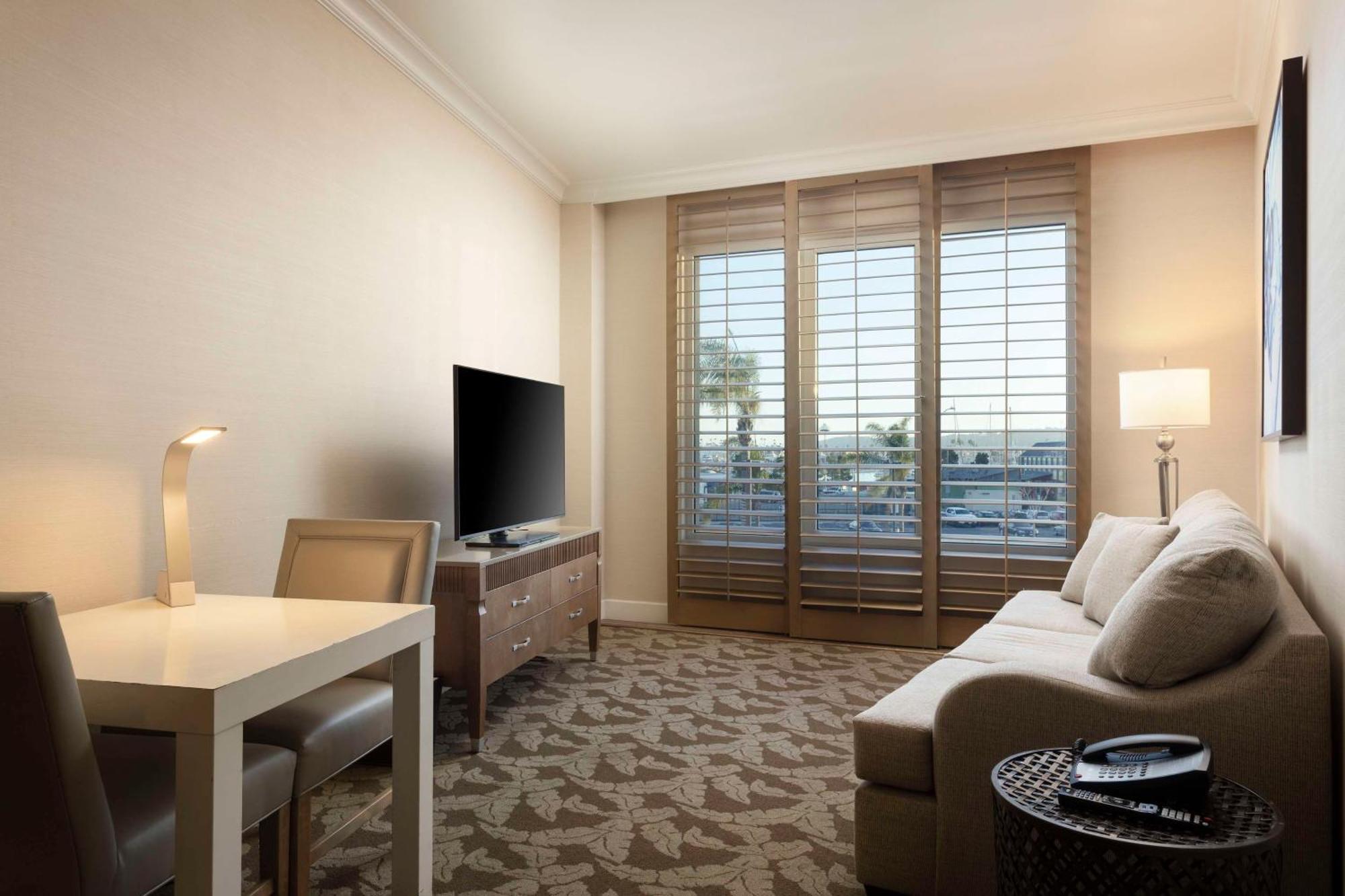 Doubletree By Hilton San Diego Bayside Exterior photo