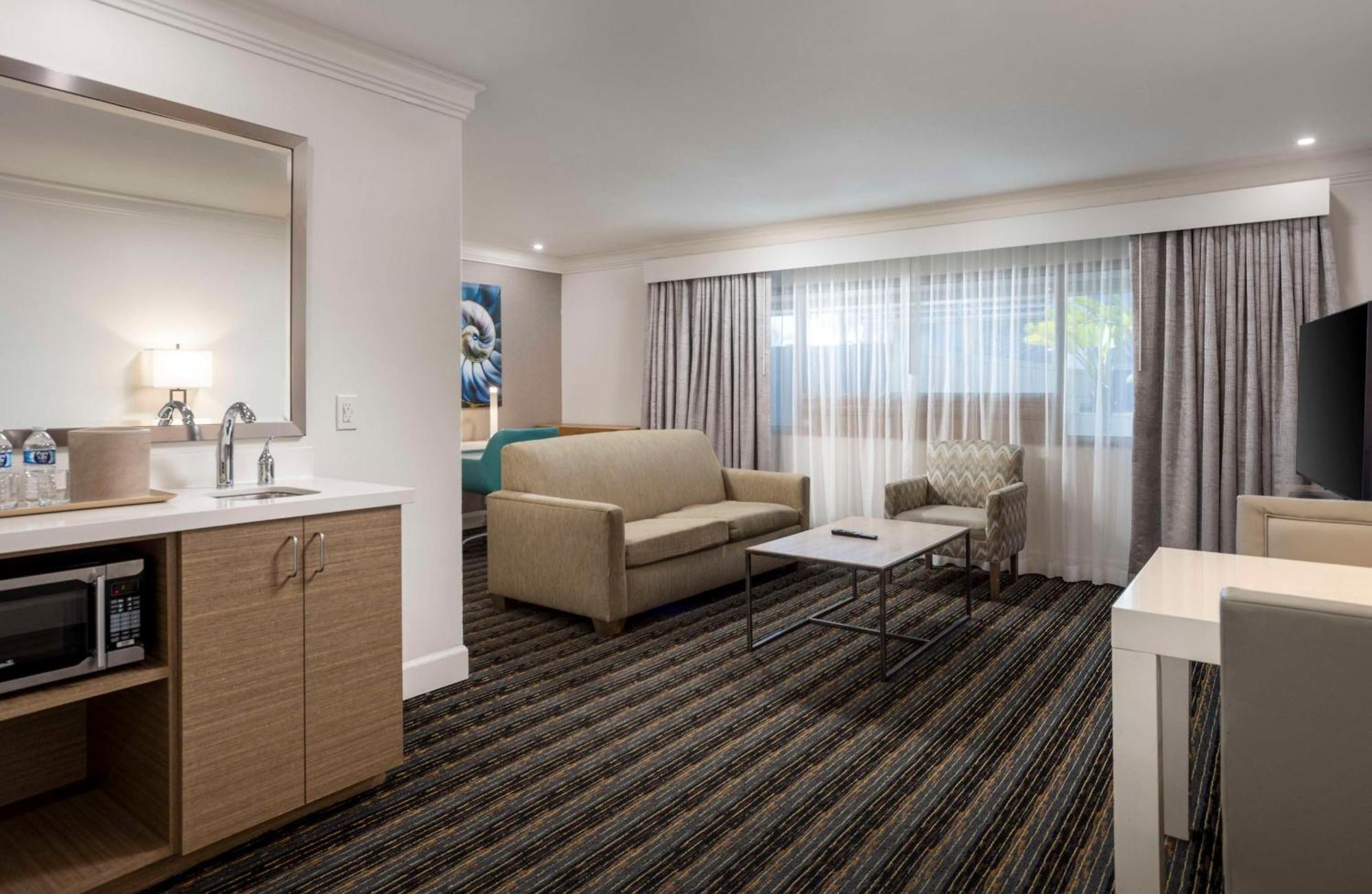 Doubletree By Hilton San Diego Bayside Exterior photo