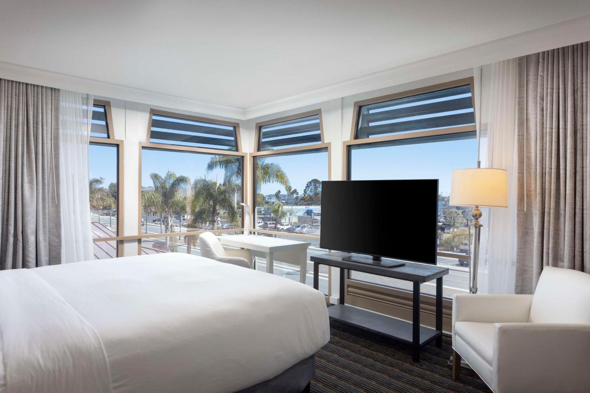 Doubletree By Hilton San Diego Bayside Exterior photo
