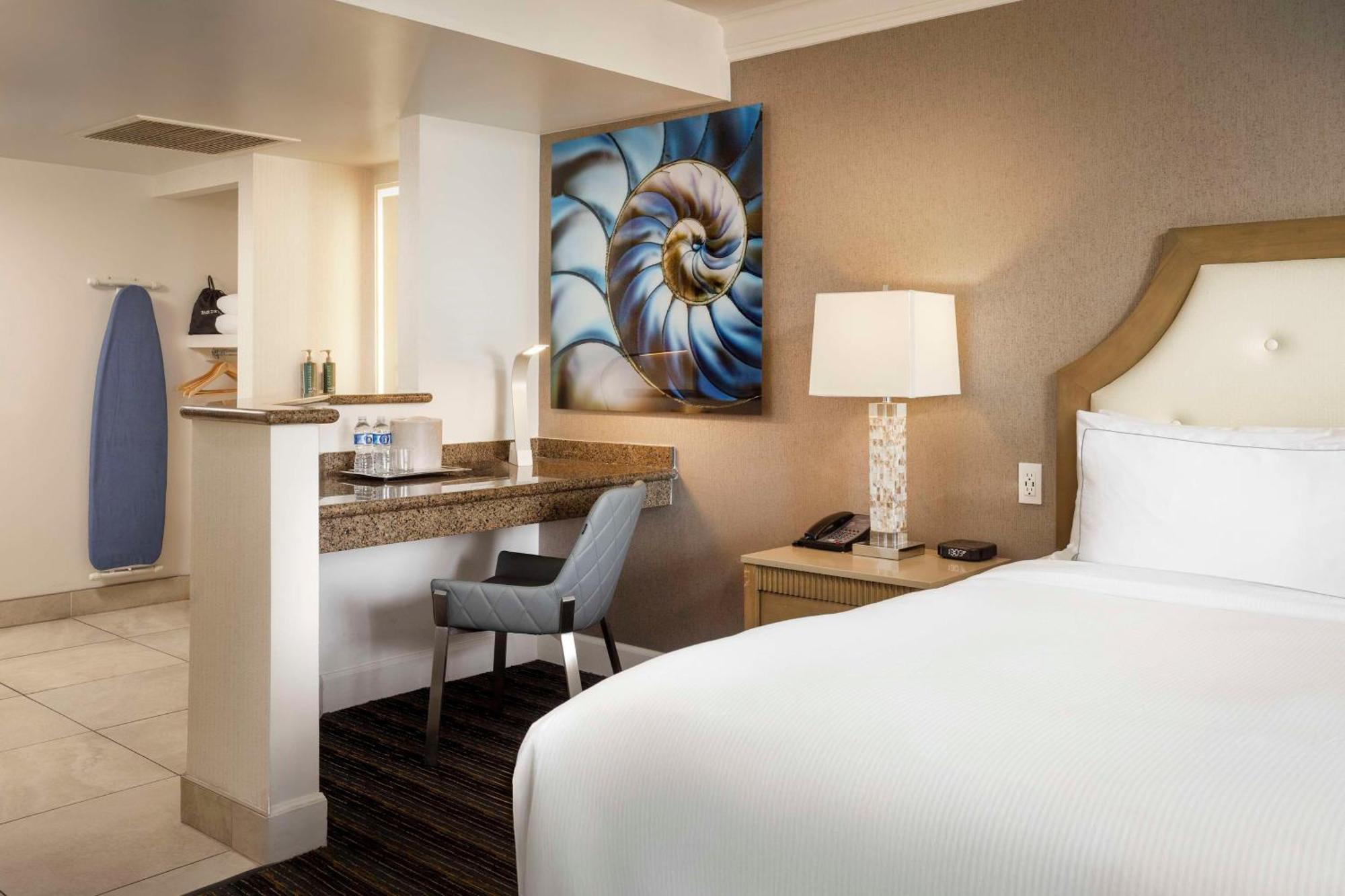 Doubletree By Hilton San Diego Bayside Exterior photo